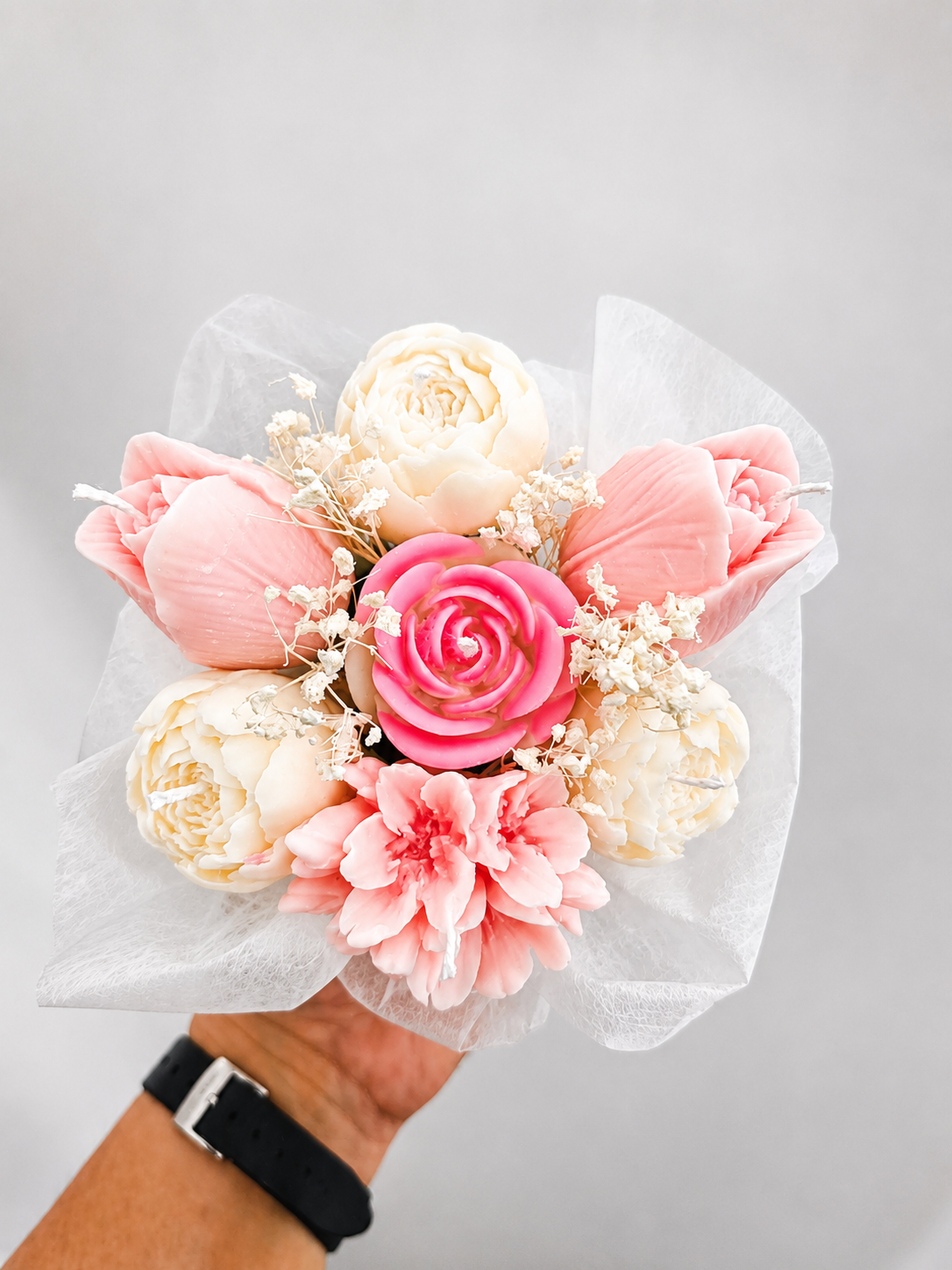 Bouquet floral en cire parfumée – Contenant Jesmonite - Bois de rose